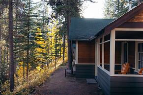 Johnston Canyon Lodge and Bungalows