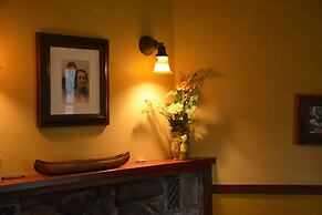 Johnston Canyon Lodge and Bungalows