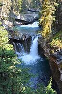 Johnston Canyon Lodge and Bungalows