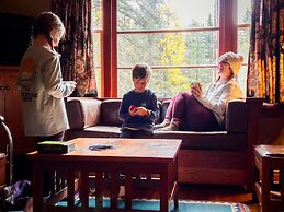 Johnston Canyon Lodge and Bungalows