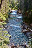 Johnston Canyon Lodge and Bungalows