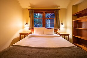 Johnston Canyon Lodge and Bungalows