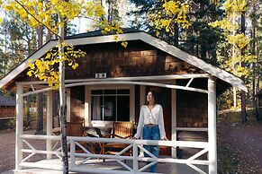 Johnston Canyon Lodge and Bungalows