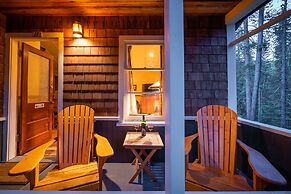 Johnston Canyon Lodge and Bungalows