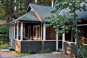 Johnston Canyon Lodge and Bungalows