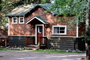 Johnston Canyon Lodge and Bungalows