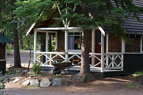 Johnston Canyon Lodge and Bungalows