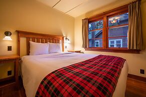 Johnston Canyon Lodge and Bungalows