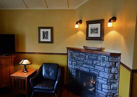 Johnston Canyon Lodge and Bungalows