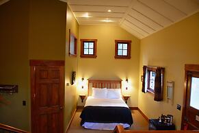 Johnston Canyon Lodge and Bungalows