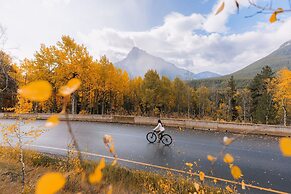Johnston Canyon Lodge and Bungalows