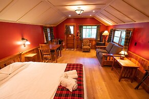 Johnston Canyon Lodge and Bungalows