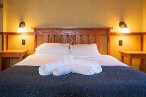 Johnston Canyon Lodge and Bungalows