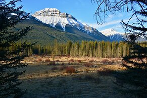 Johnston Canyon Lodge and Bungalows
