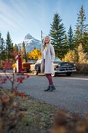 Johnston Canyon Lodge and Bungalows