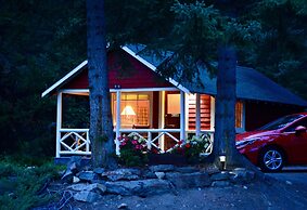 Johnston Canyon Lodge and Bungalows