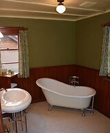 Johnston Canyon Lodge and Bungalows