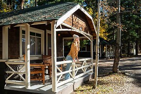 Johnston Canyon Lodge and Bungalows