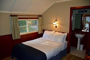 Johnston Canyon Lodge and Bungalows