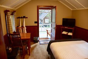 Johnston Canyon Lodge and Bungalows