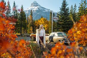 Johnston Canyon Lodge and Bungalows