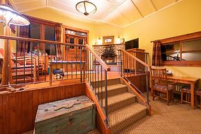 Johnston Canyon Lodge and Bungalows