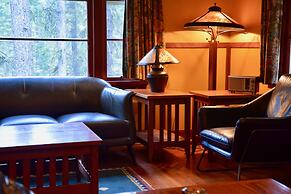 Johnston Canyon Lodge and Bungalows