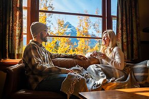 Johnston Canyon Lodge and Bungalows