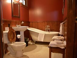 Johnston Canyon Lodge and Bungalows