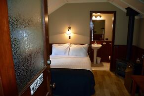 Johnston Canyon Lodge and Bungalows