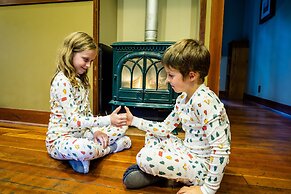 Johnston Canyon Lodge and Bungalows