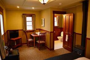 Johnston Canyon Lodge and Bungalows