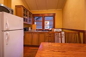 Johnston Canyon Lodge and Bungalows