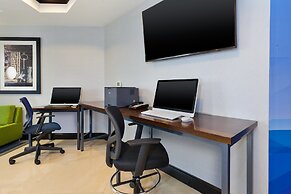 Holiday Inn Express & Suites Warminster - Horsham by IHG