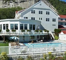 The White Mountain Hotel & Resort