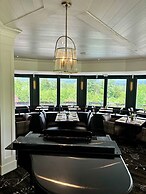 The White Mountain Hotel & Resort