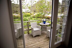 Allen Harbor Breeze Inn & Gardens