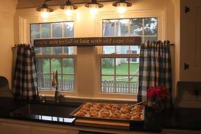 Allen Harbor Breeze Inn & Gardens