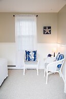 Allen Harbor Breeze Inn & Gardens