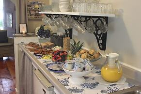 Allen Harbor Breeze Inn & Gardens