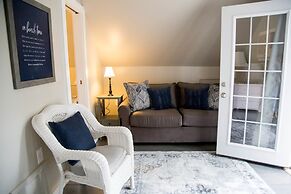 Allen Harbor Breeze Inn & Gardens