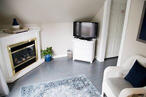 Allen Harbor Breeze Inn & Gardens