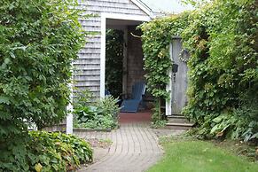 Allen Harbor Breeze Inn & Gardens