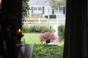 Allen Harbor Breeze Inn & Gardens