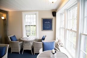 Allen Harbor Breeze Inn & Gardens