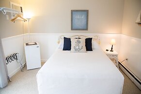 Allen Harbor Breeze Inn & Gardens