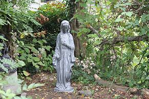 Allen Harbor Breeze Inn & Gardens