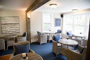 Allen Harbor Breeze Inn & Gardens