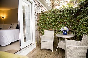 Allen Harbor Breeze Inn & Gardens