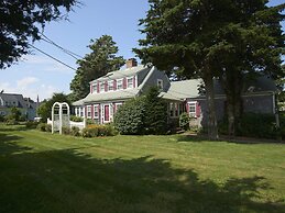 Allen Harbor Breeze Inn & Gardens